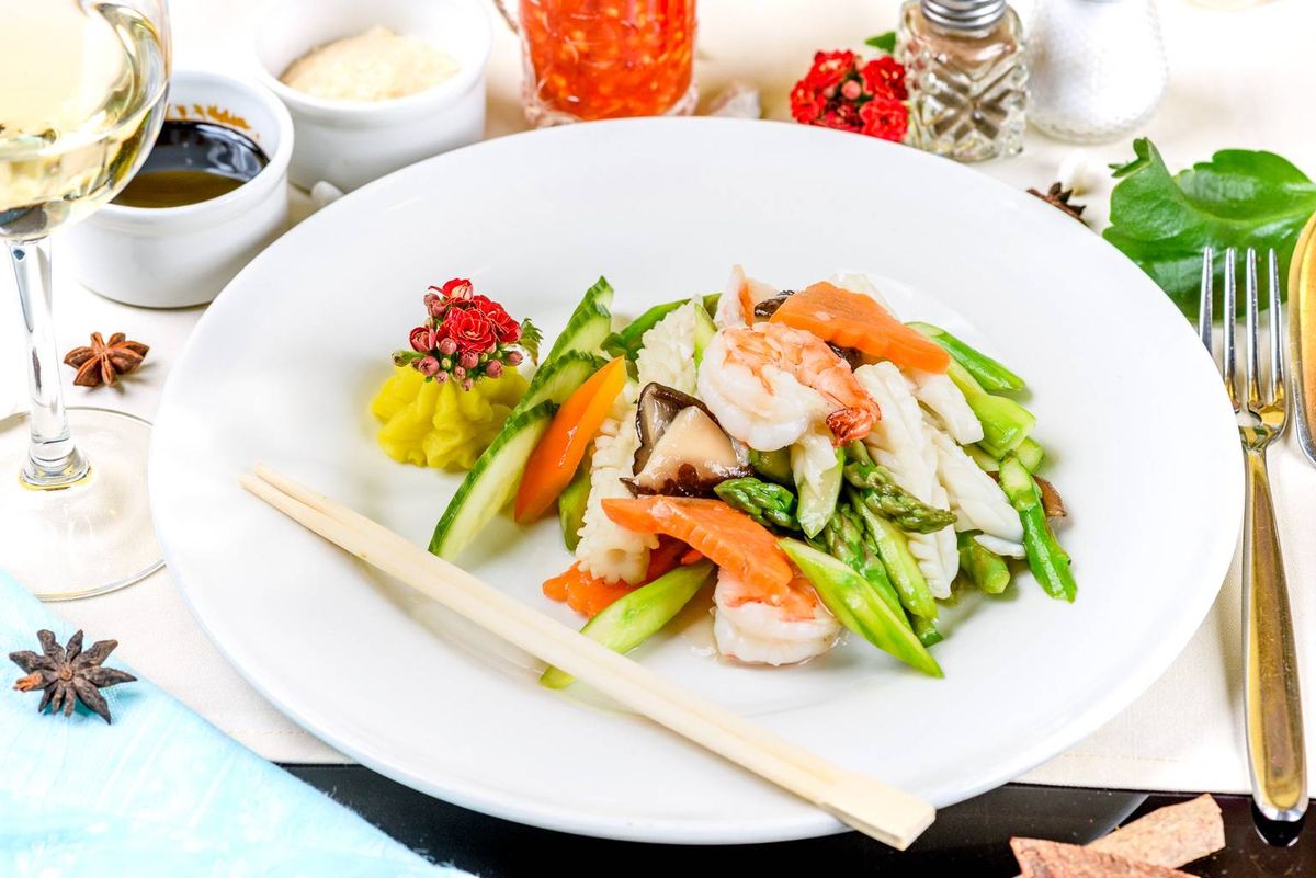 Creveți și Calamar cu Ciuperci Aromate și Sparanghel